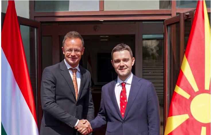 Hungarian Foreign Minister Szijjarto Meets Mucunski in Skopje