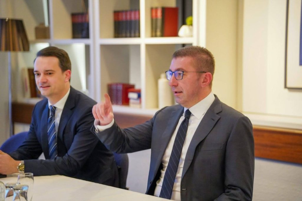 PM Mickoski Meets 4iG Owner in Davos